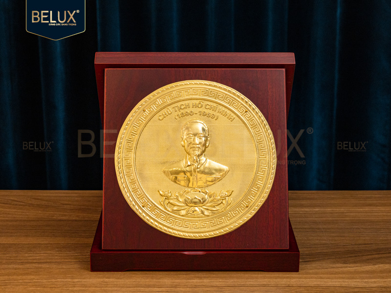 Hộp gỗ mặt tròn Bác Hồ bằng đồng 23x23cm